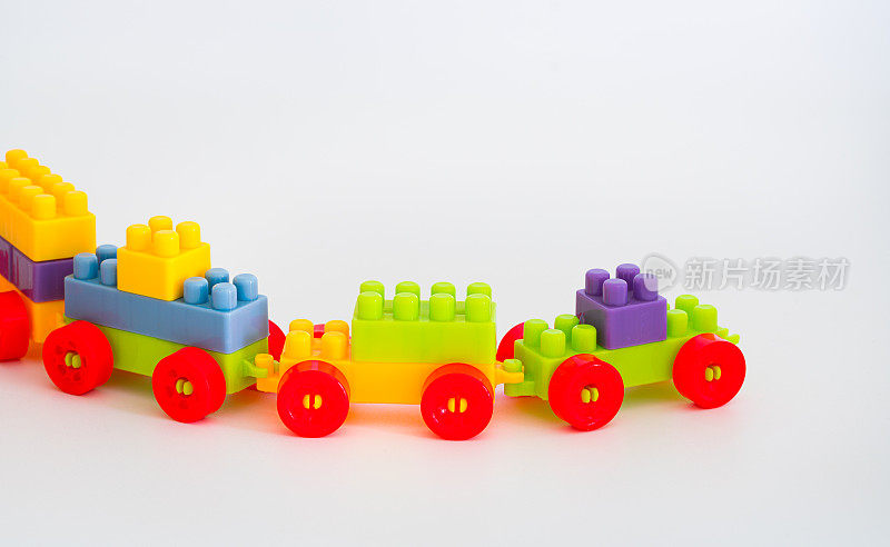 这列小火车是用彩虹玩具砖砌成的。儿童益智玩具