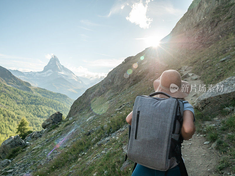 在瑞士阿尔卑斯山徒步旅行的女人