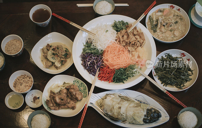 Yee唱了亚洲中国传统食物庆祝中国新年，代表财富，繁荣，健康和好运