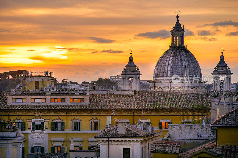 罗马圣阿格内斯教堂圆顶的日落景观