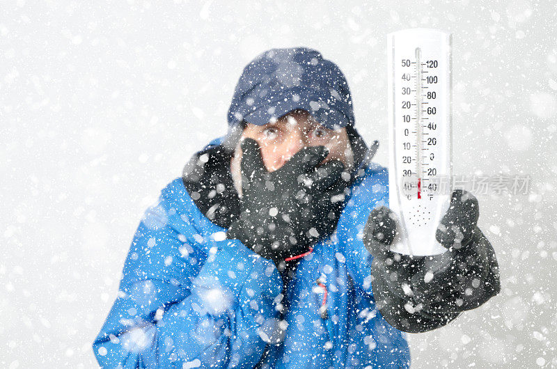 人在雪下冻住的肖像