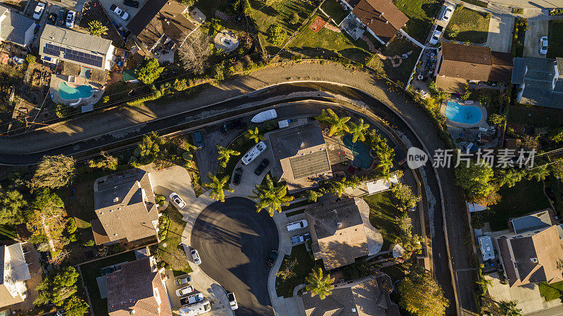 这是无人机拍摄的加州西米谷居民街道的鸟瞰图
