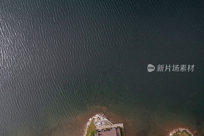 瑞士高山湖的无人机视图