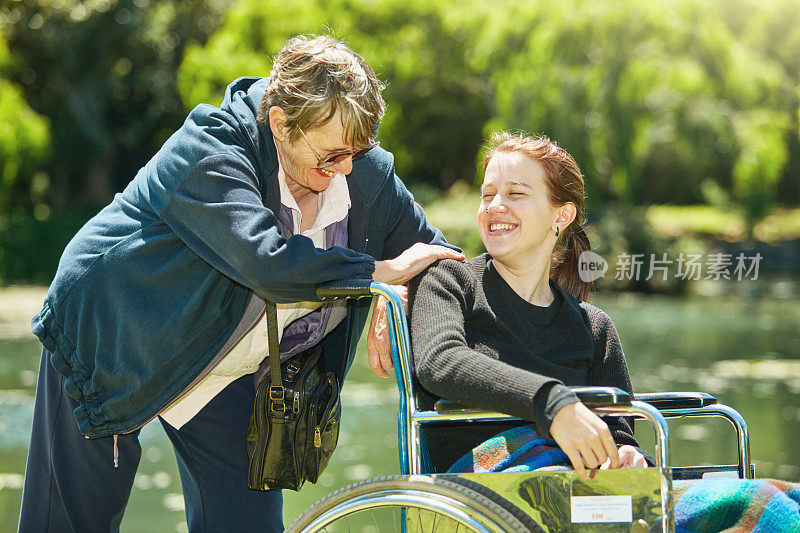 坐在轮椅上的年轻女子与老人分享快乐的时刻