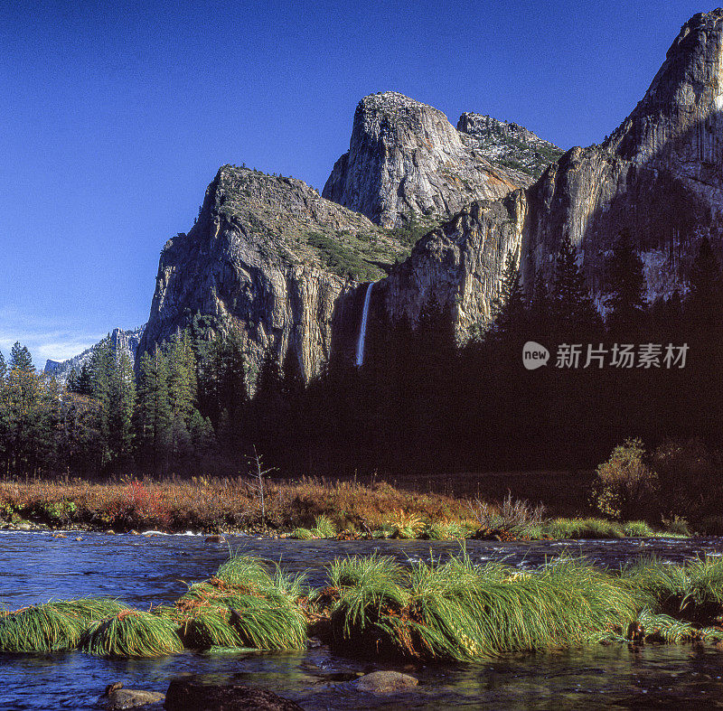 约塞米蒂的Bridalveil瀑布的秋景