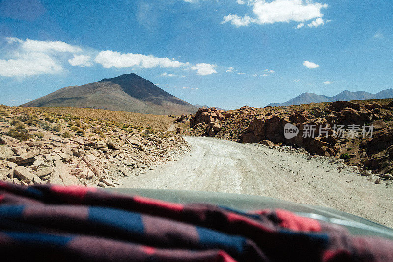 风景优美的道路通过沙漠在Altiplano，玻利维亚