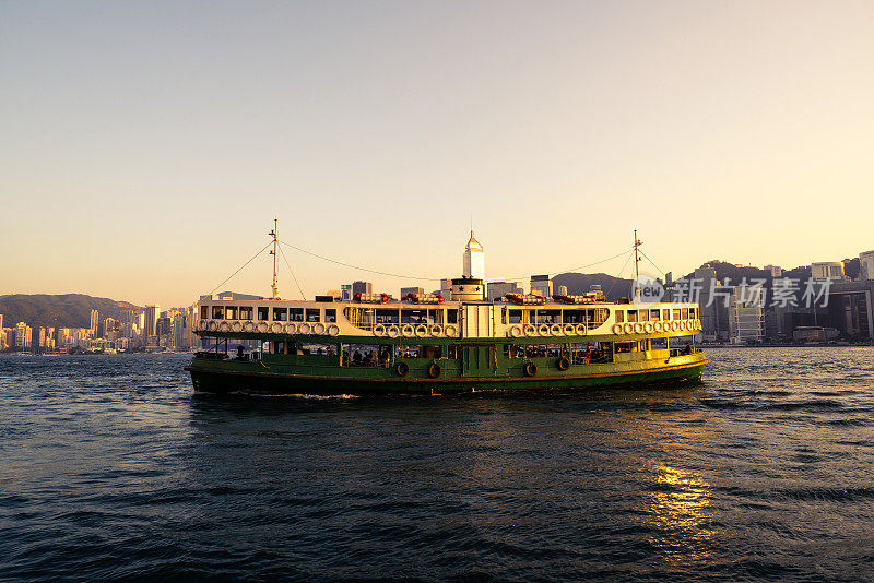 客运渡轮由码头停靠。香港