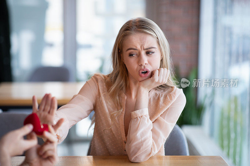 千禧一代女子不接受男友的订婚戒指，在咖啡店拒绝求婚