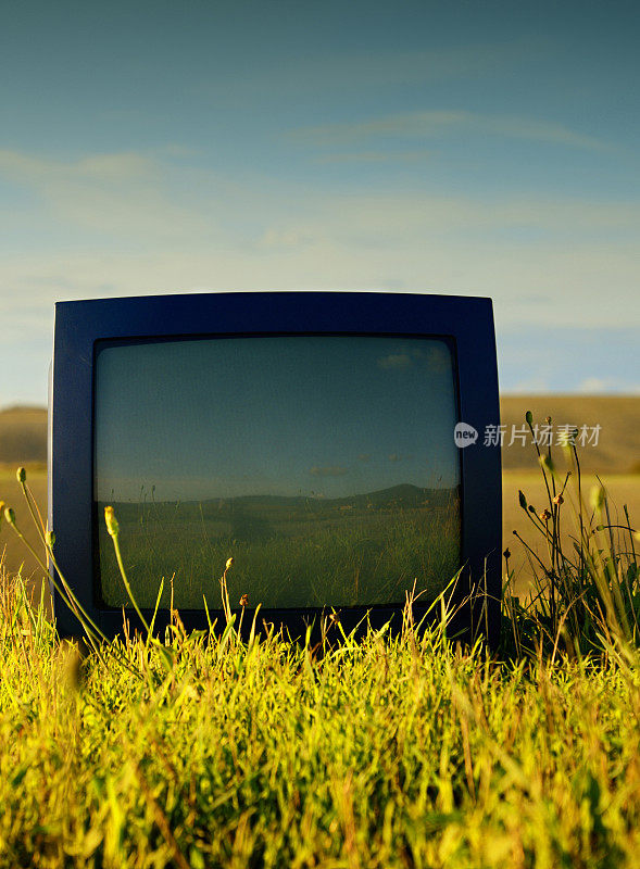 废弃在田里的旧电视。