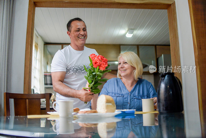 情人节在家，情侣在家里共进早餐。