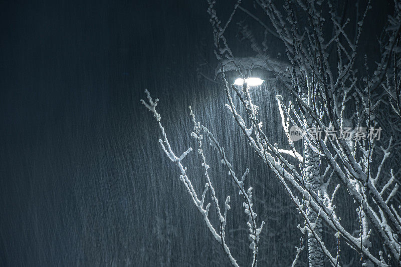 下雪的夜晚街道