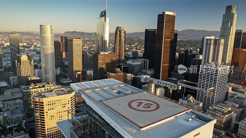 俯瞰洛杉矶市中心的屋顶直升机停机坪