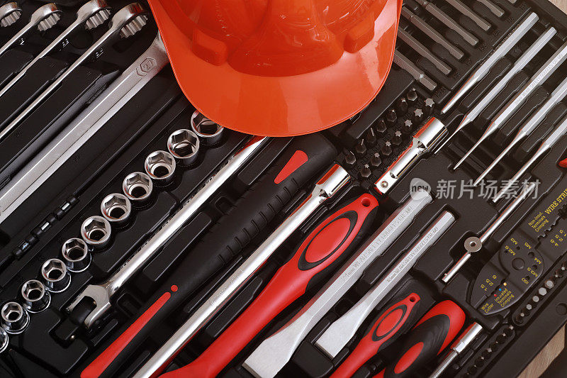 工具箱，工具箱细节和橙色防护头盔接近。仪器。的工具集。汽车工具箱。工具集的背景。仪器维修。
