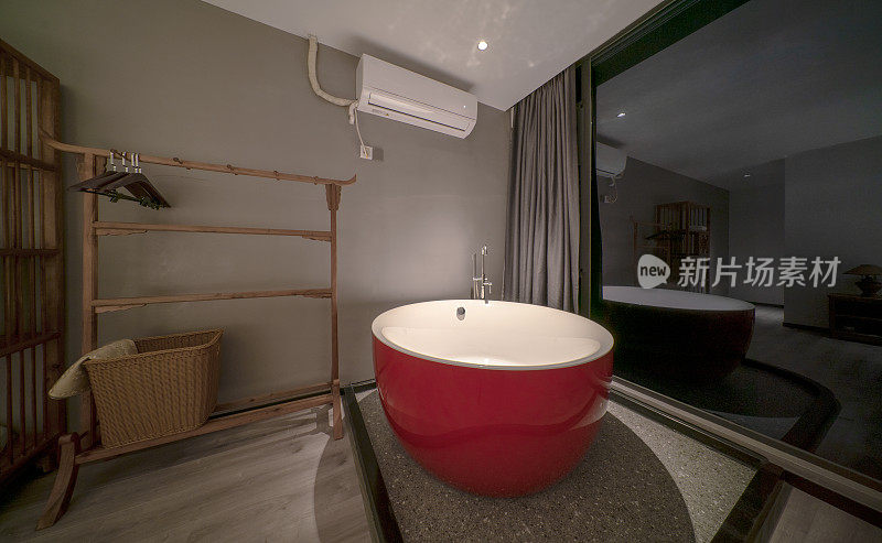 酒店的红色圆形浴缸