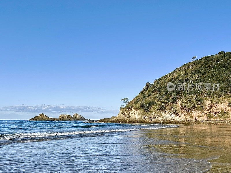 晴朗天空中海岬岩石上的海浪