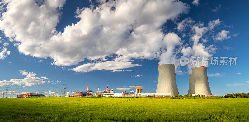 捷克特梅林核电站，带有白色水蒸汽的冷却塔