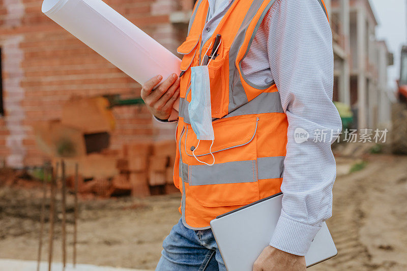 男建筑师在工地戴防护面罩