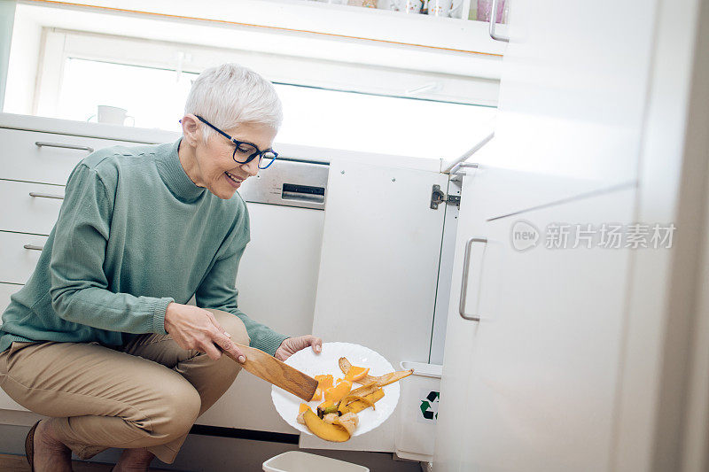 成熟快乐的女人回收食物