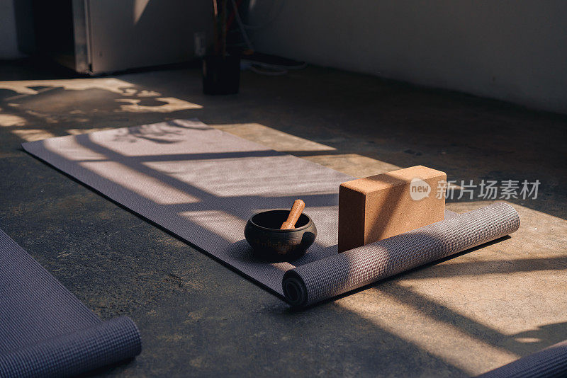 瑜伽馆里的运动垫、软木砖和唱歌碗