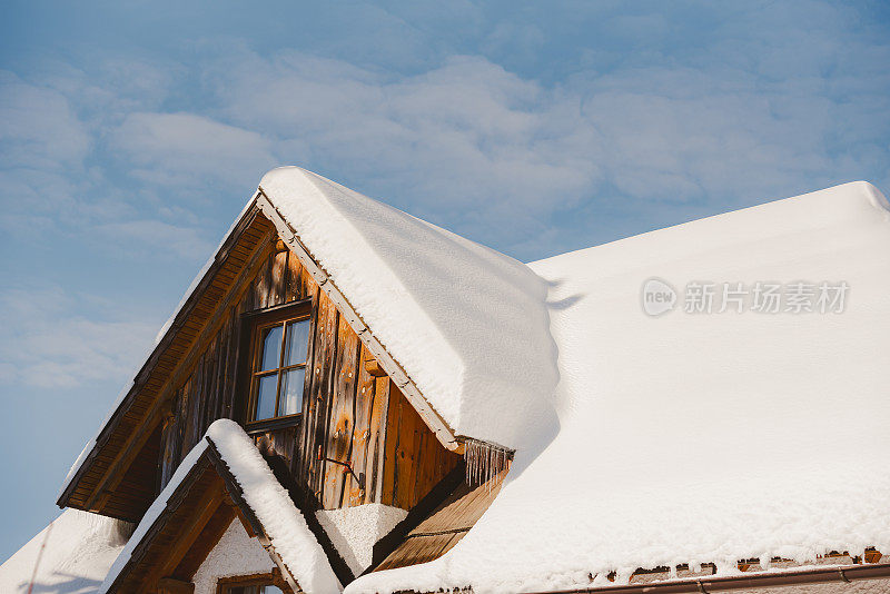 覆盖着雪的木屋。被雪困住的小屋特写。