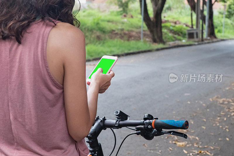 一位陌生女子正在用智能手机寻找地址