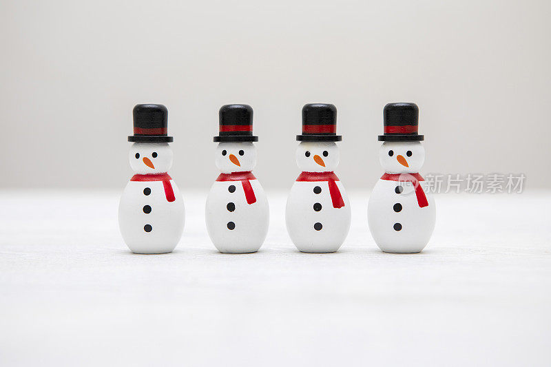 四个木制雪人玩具排成一排迷你保龄球瓶