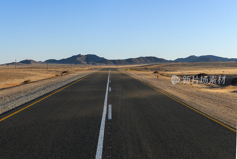 纳米比亚纳米布沙漠中狂风肆虐的道路