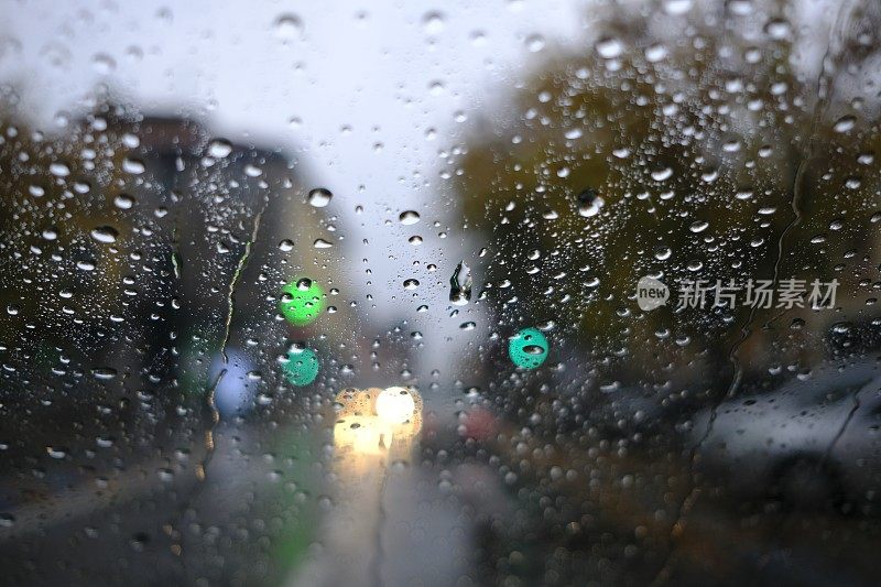 在雨中开车