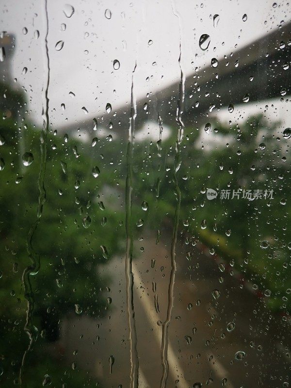 雨点在窗户与道路背景