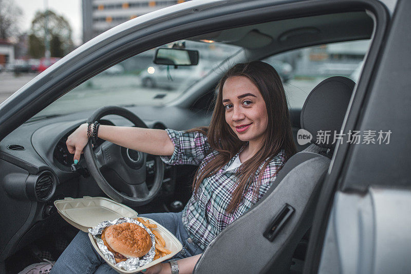 午休时间的年轻女司机