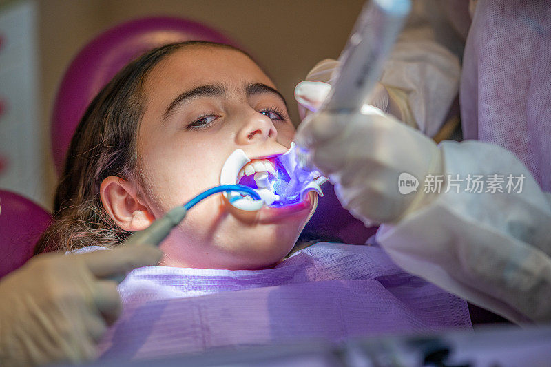 儿童牙科诊所。儿科牙医的办公室。小女孩在牙科医生那里安装牙齿矫正支架
