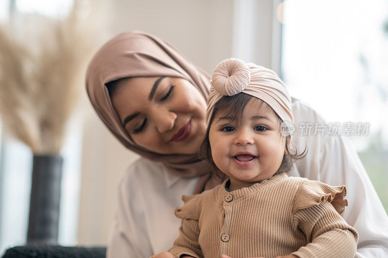 穆斯林母亲看着她的女儿