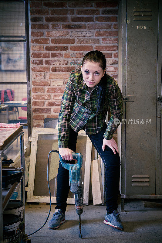 年轻女子用重型钻具