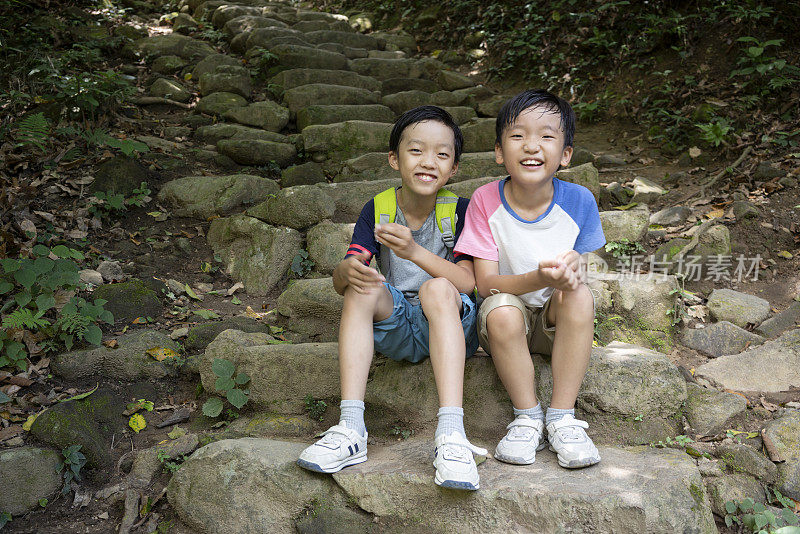亚洲儿童在山里徒步旅行