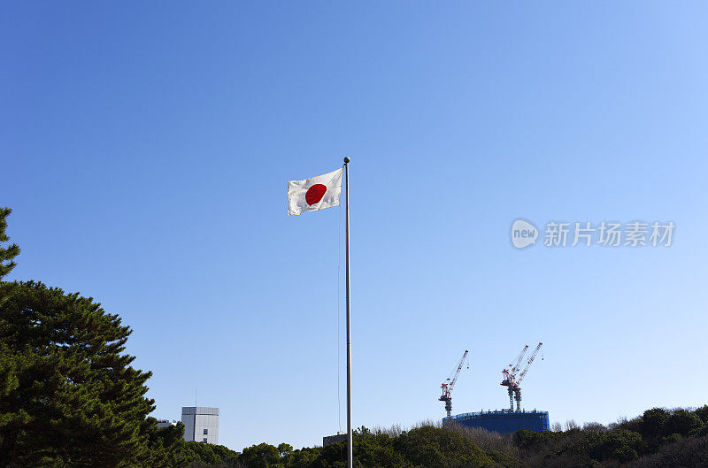 日本国旗在晴朗的天空中随风摇曳。