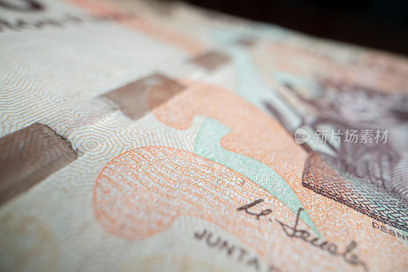 “奎尼安托斯比索”字样在墨西哥500比索银行纸币上的微距细节镜头