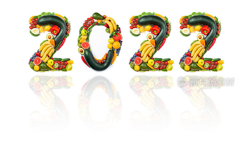 2022年新年由白色背景上的蔬菜和水果制成。2022号健康食品2022年决议、趋势、清洁饮食、健康食品