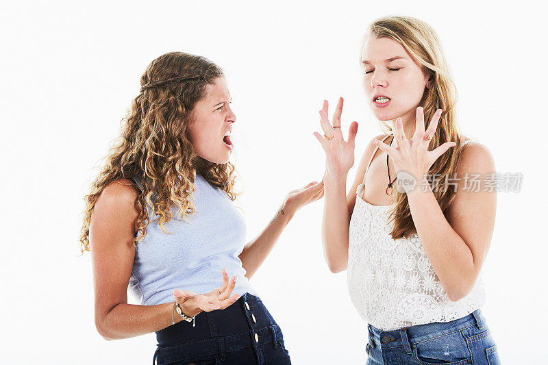 两个年轻女人在激烈地争吵