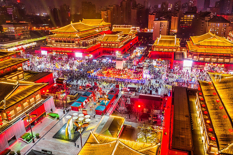 中国西安大唐光大夜景鸟瞰图。