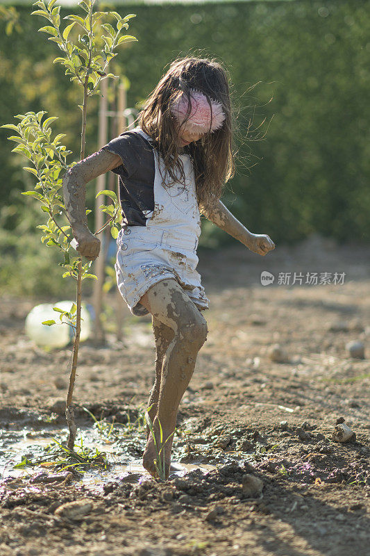 小女孩在玩泥巴