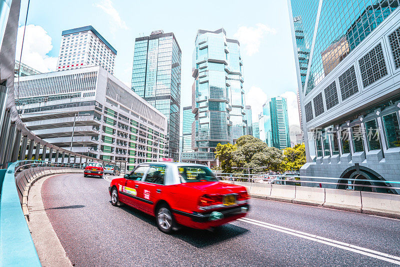 香港市区街道上车辆行驶