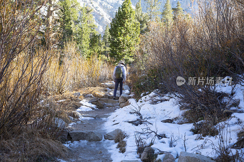 秋天在加州的惠特尼山徒步旅行