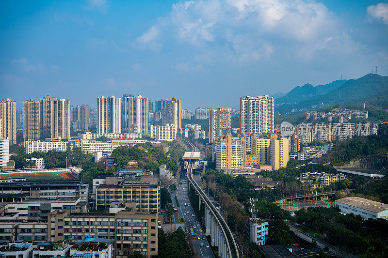 阳光明媚的重庆城市天际线