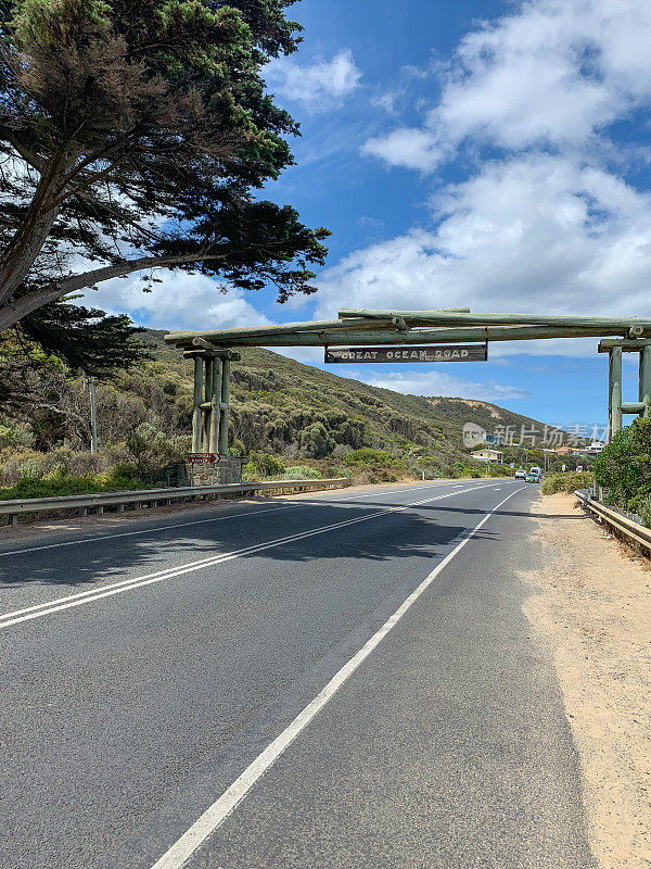 大洋路标志，木制拱门，位于澳大利亚维多利亚州大洋路起点