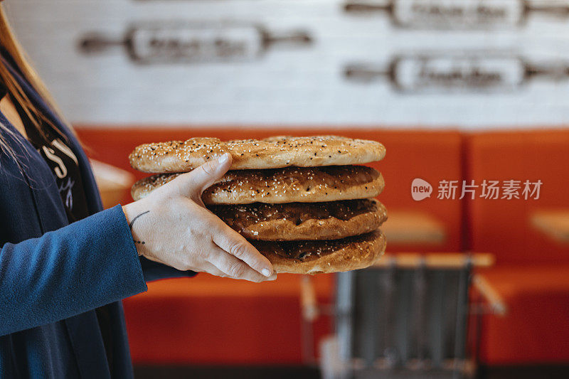 那个女人从烤箱里买了新鲜的皮塔饼，那个女人有皮塔面包，斋月皮塔饼