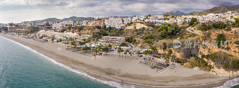 西班牙马拉加，位于Nerja村的Burriana海滩的全景鸟瞰图