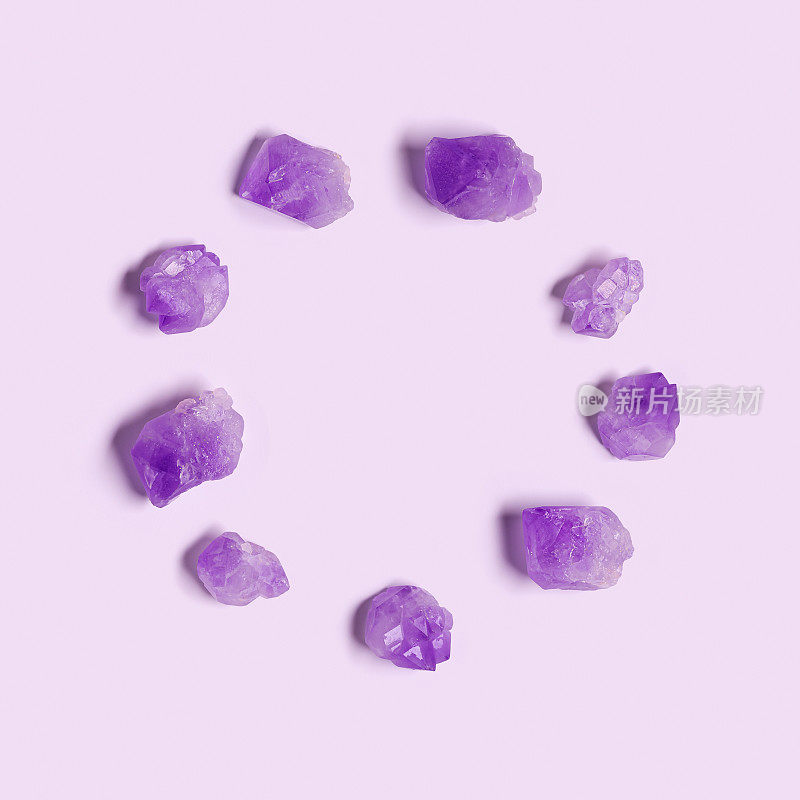 紫水晶晶体使圆形在紫色的背景。圆紫水晶石魔法和愈合水晶，替代医学。顶视图天然宝石岩石，石英矿物