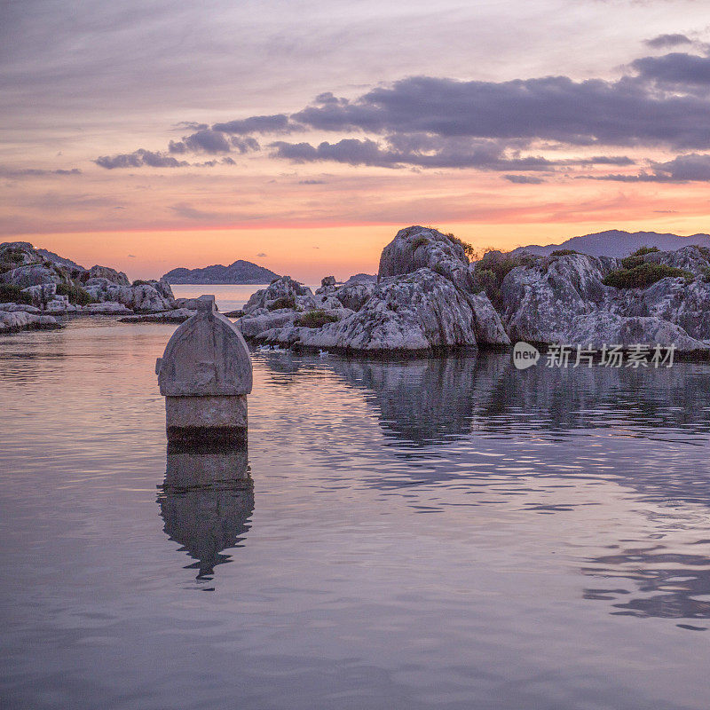 夕阳照亮了石棺和大海