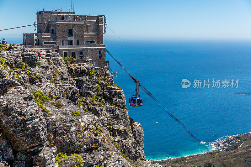 海上桌山架空缆车的高角度视图