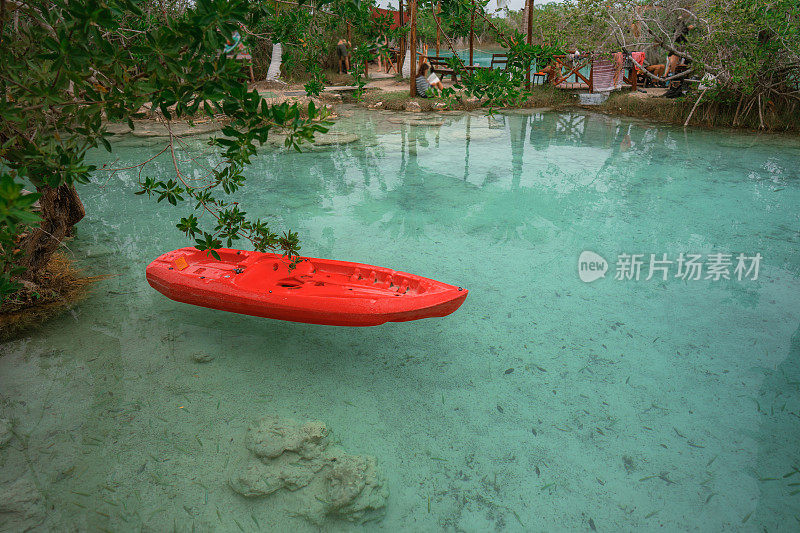 墨西哥巴卡拉泻湖上的红色独木舟